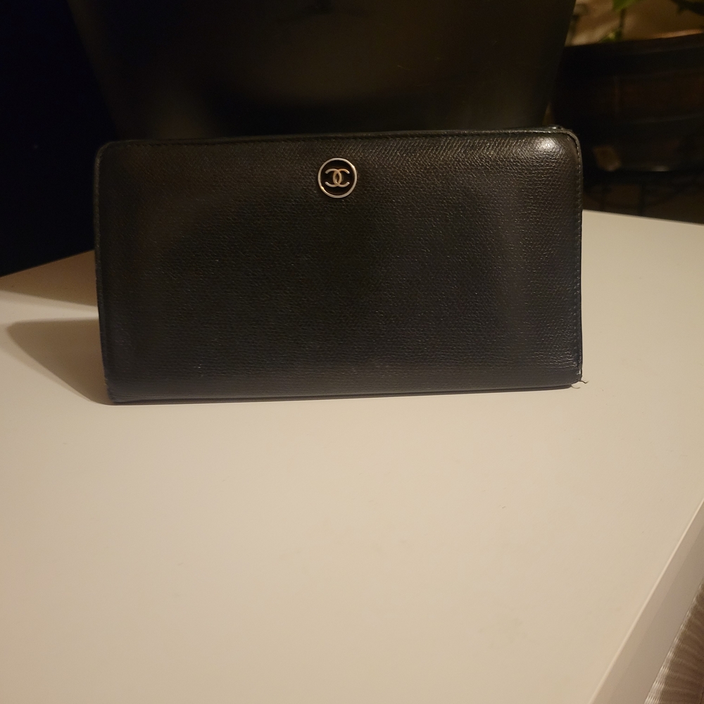 Vintage Authenric CHANEL Black Leather Wallet with Iconic Emblem